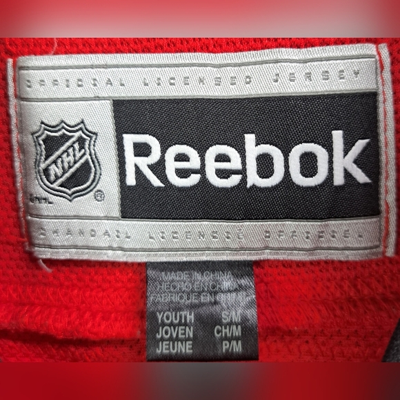 Reebok Chicago Blackhawks NHL Hockey Sweater Stitched Patch Boys Small/Medium - Picture 6 of 12